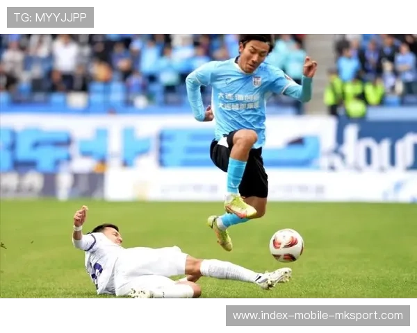 大连英博边路轻轻一拨就撕开大片空间