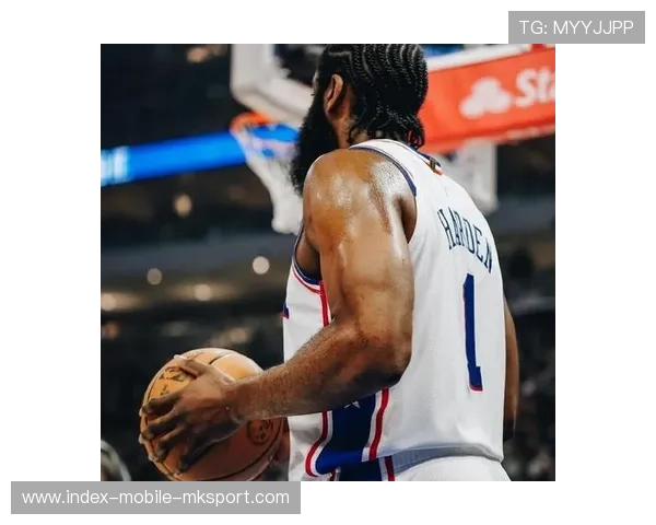 哈登高位策应送穿裹传球,76人完成漂亮配合