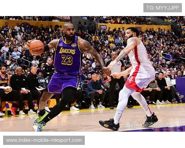 詹姆斯中路突破送出助攻，湖人展现团队深度