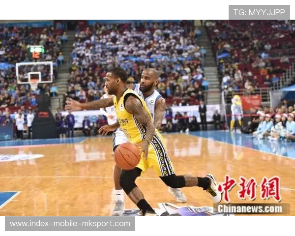 北京曾凡博中距离投篮稳健，连续得分