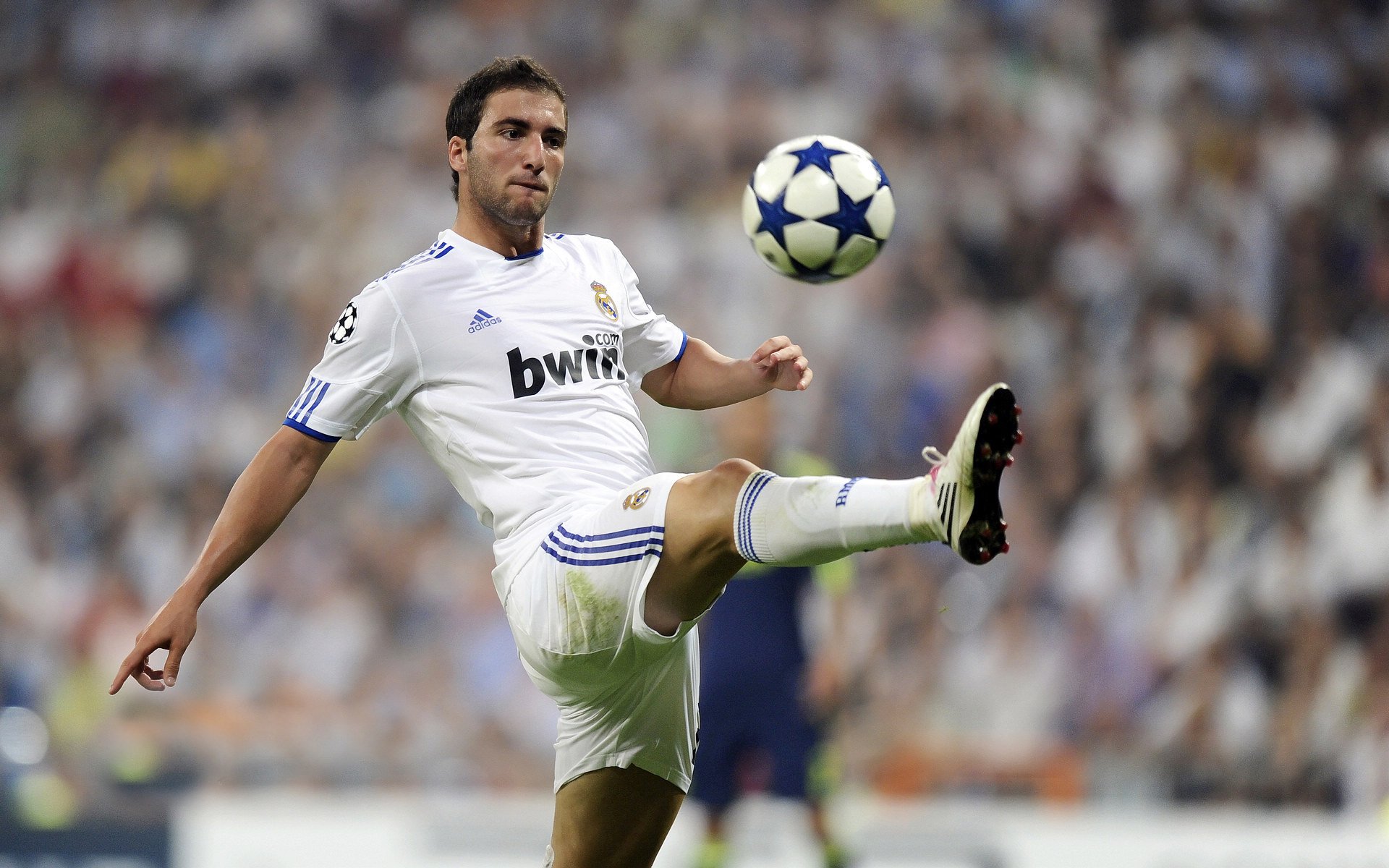 未来足球：虚拟现实打造沉浸式比赛体验，未来足球游戏