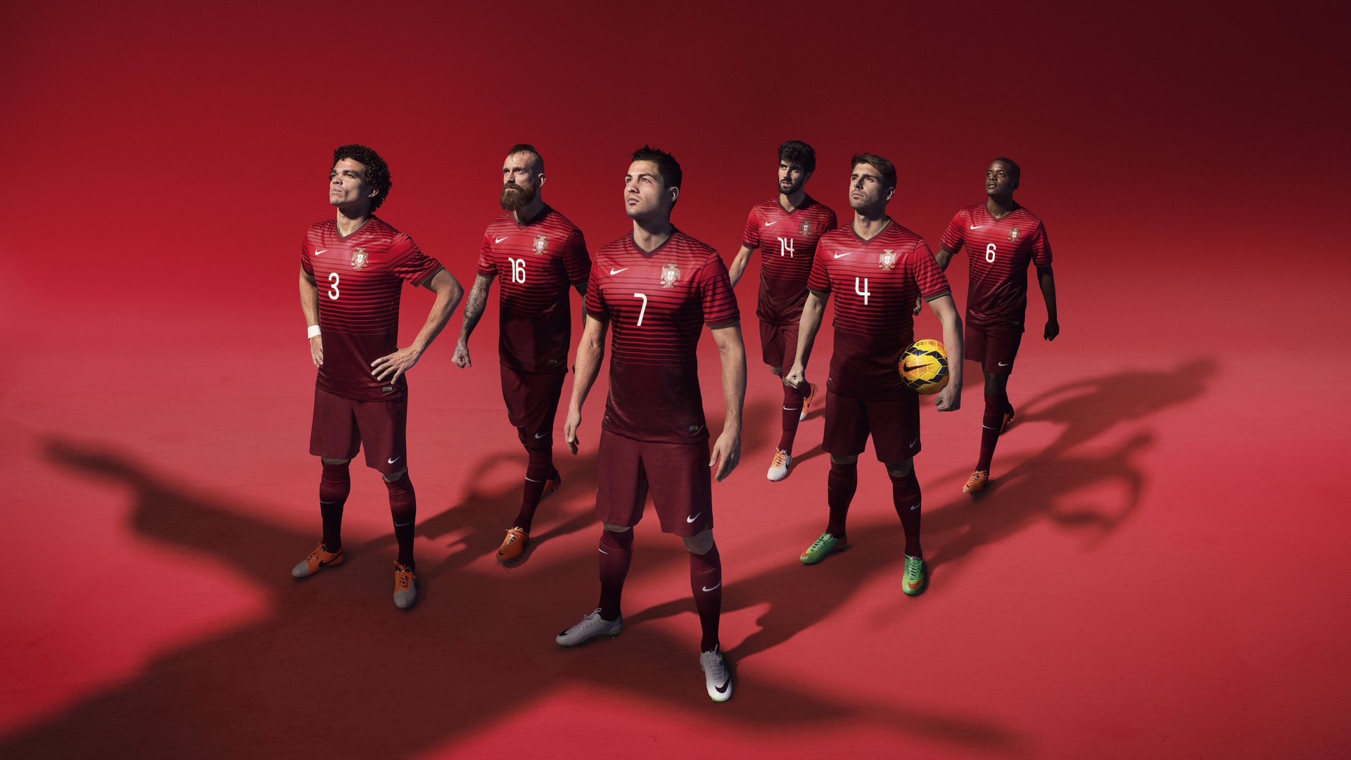 未来足球：智能球鞋、VR比赛盖铁，科技改变体育体验，超智能足球模型